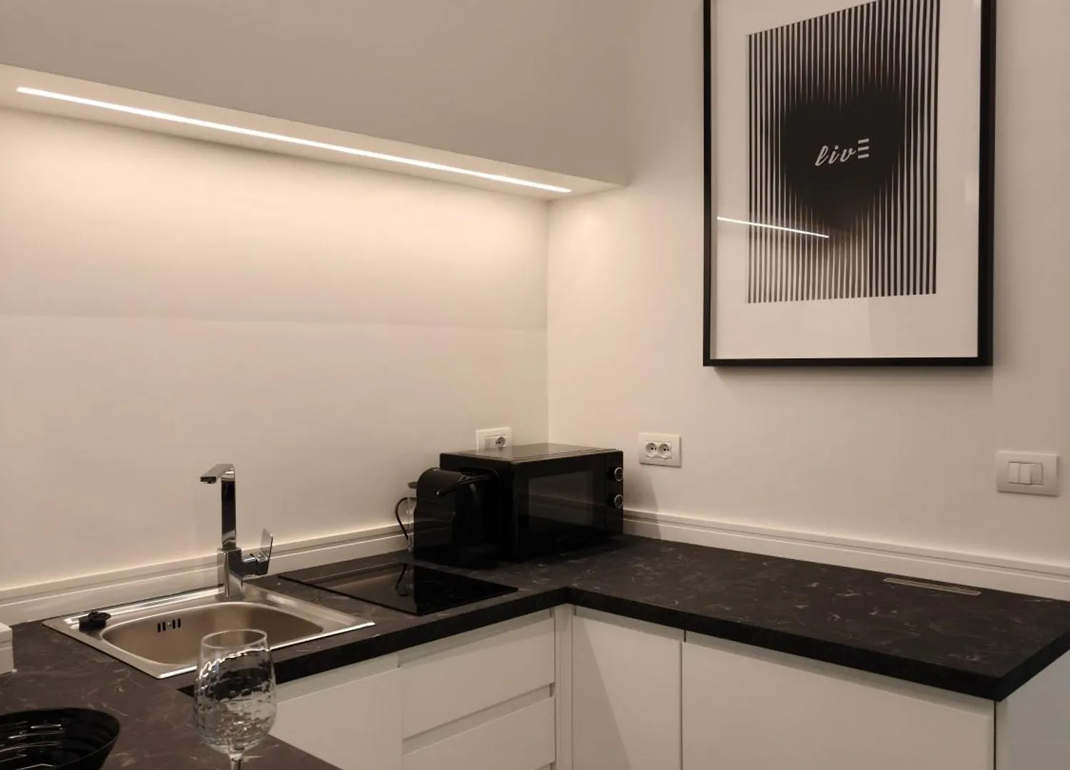 Black And White Apartment In Milan Downtown With Ac, Wifi And Subway M1 M2 Airoport Connected, Central Station
