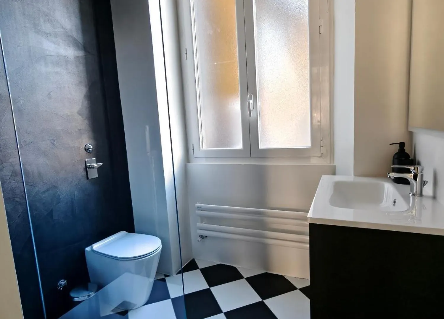 Black And White Apartment In Milan Downtown With Ac, Wifi And Subway M1 M2 Airoport Connected, Central Station