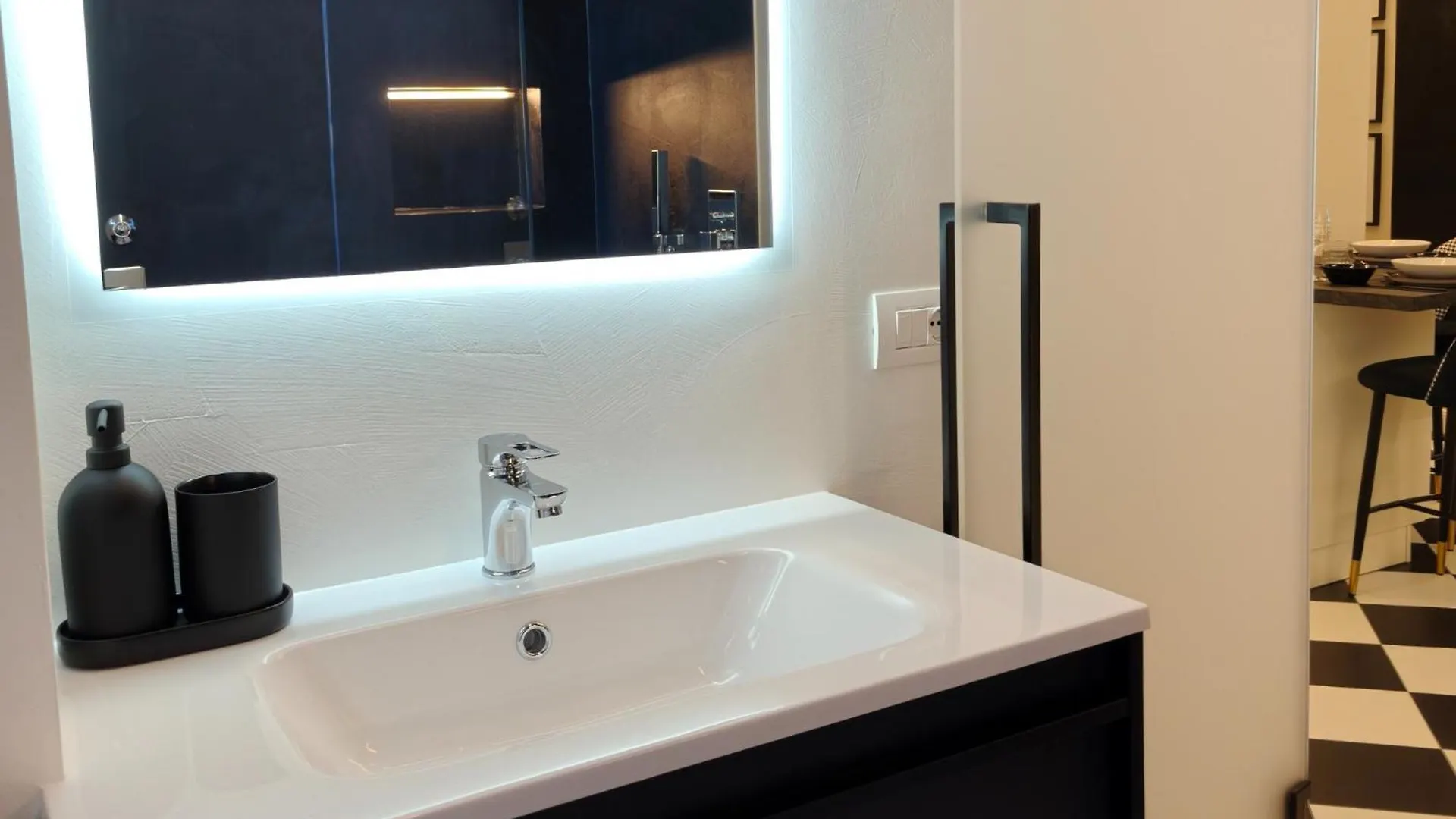 Black And White Apartment In Milan Downtown With Ac, Wifi And Subway M1 M2 Airoport Connected, Central Station Italy