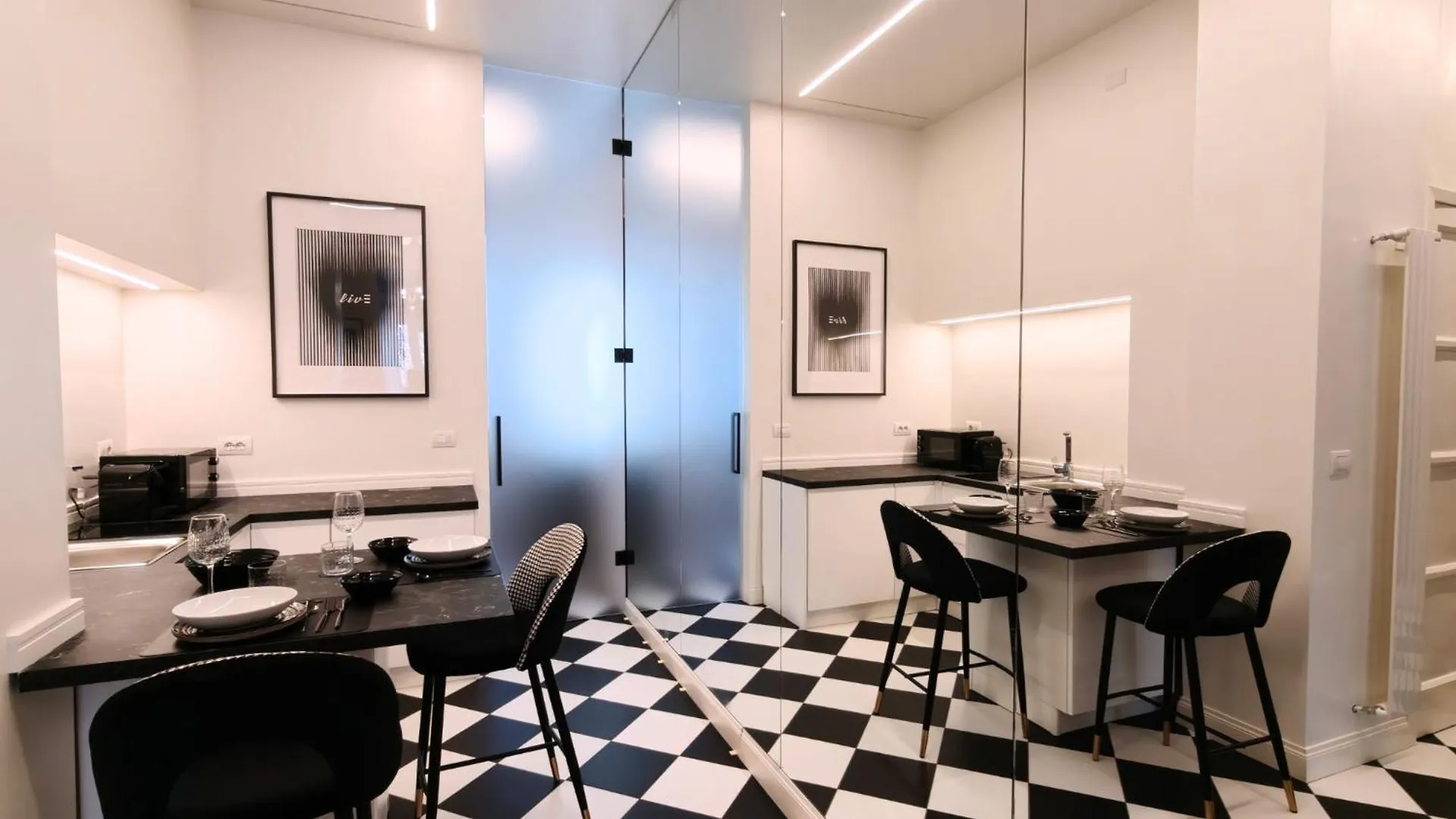 Black And White Apartment In Milan Downtown With Ac, Wifi And Subway M1 M2 Airoport Connected, Central Station